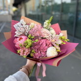 Buchet “Lora” cu hortensie, bujori și trandafiri